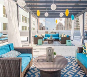 1900 Arch’s fully furnished resident sky deck